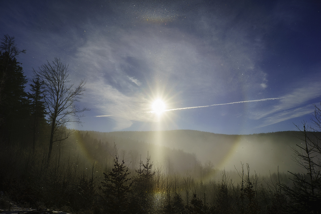Světelný zázrak-drobné kapičky vody v atmosféře do kterých zasvítí slunce.