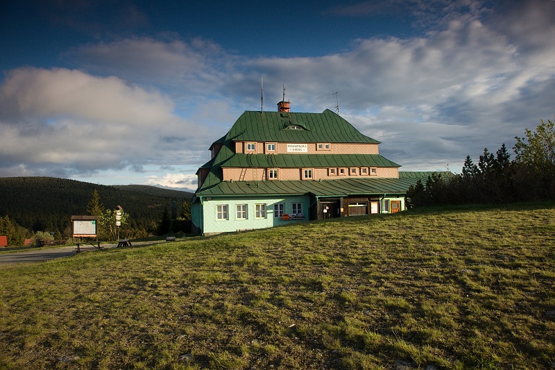 Masarykova chata na Šerlichu na hřebeni Orlických hor.