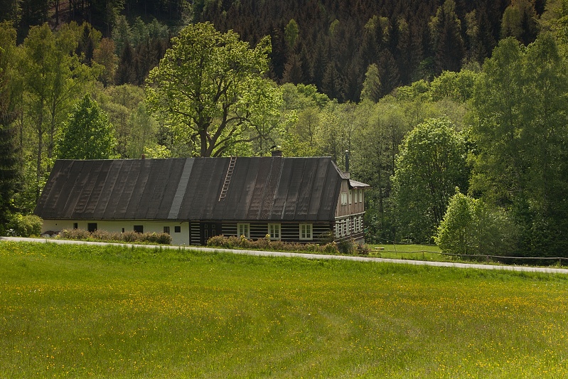 Stará roubená chalupa v obci Kotel nedaleko Olešnice v Orlických horách.